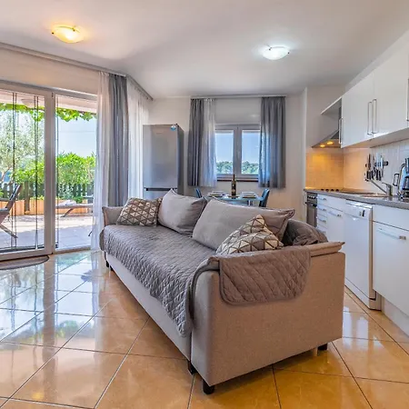 Sunshine , Seafront Terrace, Free Parking & Pet Friendly * Medulin