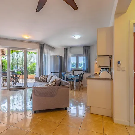 Sunshine , Seafront Terrace, Free Parking & Pet Friendly Medulin
