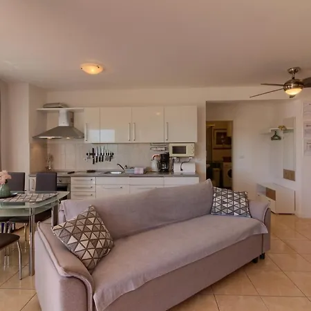 Sunshine , Seafront Terrace, Free Parking & Pet Friendly