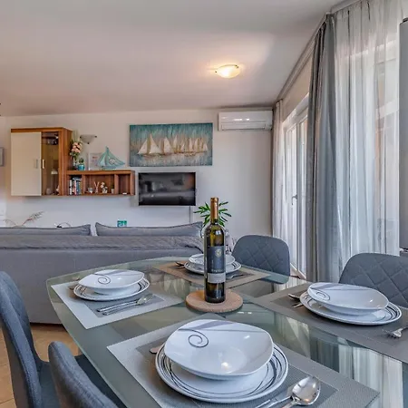 Sunshine , Seafront Terrace, Free Parking & Pet Friendly Medulin