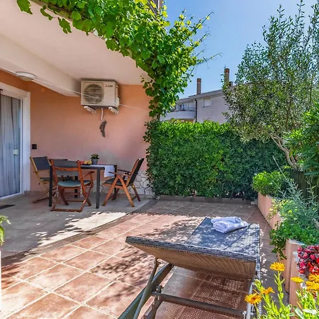Sunshine , Seafront Terrace, Free Parking & Pet Friendly * Medulin